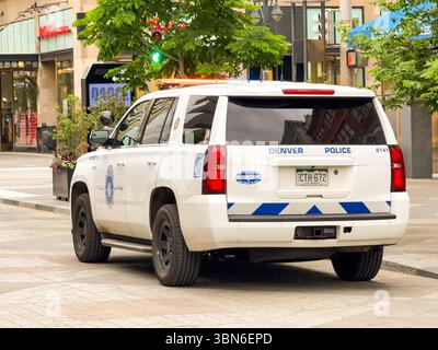Denver, Colorado, USA - 2 giugno 2025: Pattuglia della polizia del Dipartimento di polizia di Denver in pattuglia nel centro della città. Foto Stock