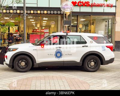 Denver, Colorado, USA - 2 giugno 2025: Pattuglia della polizia del Dipartimento di polizia di Denver con luci lampeggianti sulla pattuglia nel centro della città. Foto Stock