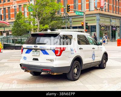 Denver, Colorado, Stati Uniti d'America - 2 giugno 2025:| pattuglia della polizia del Dipartimento di polizia di Denver in pattuglia nel centro della città. Foto Stock