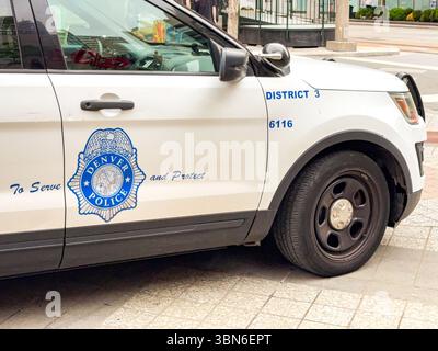 Denver, Colorado, Stati Uniti d'America - 2 giugno 2025:| pattuglia della polizia del Dipartimento di polizia di Denver in pattuglia nel centro della città. Foto Stock