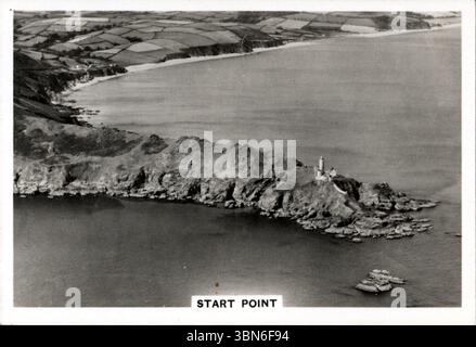 Vista aerea di Strat Point a Salcombe, Devon, Inghilterra, con un faro alto 94 metri. Dalla serie di carte di sigarette "Britain from the Air" pubblicata nel 1939 da J.A. Pattreiouex Ltd., una società di tabacco con sede a Manchester nota per la produzione di sigarette Senior Service. A quel tempo l'azienda era di proprietà di Gallagher Foto Stock