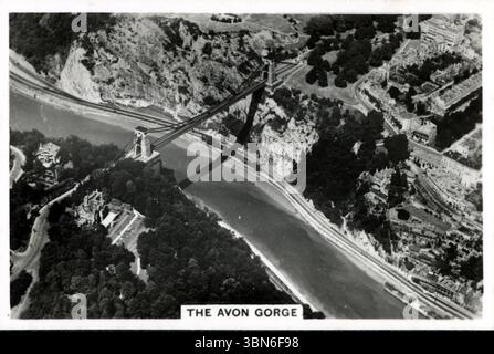 Vista aerea del fiume Avon e della gola Avon, che attraversa Clifton, vicino a Bristol, in Inghilterra. Dalla serie di carte di sigarette "Britain from the Air" pubblicata nel 1939 da J.A. Pattreiouex Ltd., una società di tabacco con sede a Manchester nota per la produzione di sigarette Senior Service. A quel tempo l'azienda era di proprietà di Gallagher Foto Stock