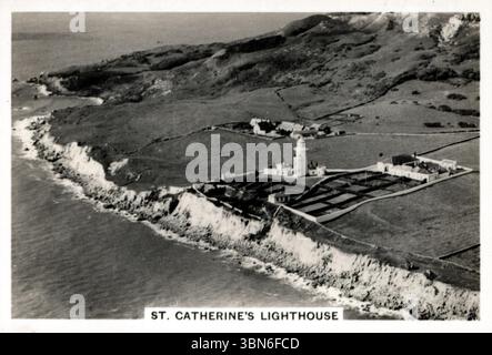 Veduta aerea del faro di Santa Caterina vicino a Ventnor, che si trova a sud dell'Isola di Wight, Inghilterra, una struttura che guida le spedizioni intorno all'isola. Dalla serie di carte di sigarette "Britain from the Air" pubblicata nel 1939 da J.A. Pattreiouex Ltd., una società di tabacco con sede a Manchester nota per la produzione di sigarette Senior Service. A quel tempo l'azienda era di proprietà di Gallagher Foto Stock
