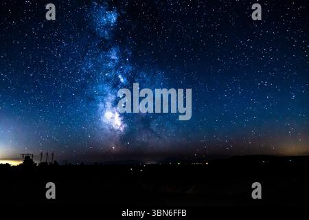 Cove Palisades State Park, Oregon, USA - 31 agosto 2018: La via Lattea brilla sul paesaggio scuro, una vista mozzafiato per gli osservatori di stelle. Foto Stock
