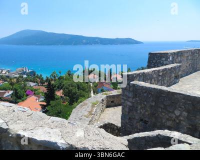 I visitatori possono ammirare viste mozzafiato dalla fortezza di Kanli Kula, un sito storico arroccato sopra la pittoresca baia di Cattaro in una giornata di sole a Herceg Novi. Foto Stock
