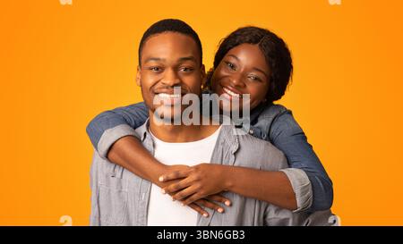 Primo piano immagine di felice Romantica giovane coppia afroamericana abbracciando e sorridendo Foto Stock