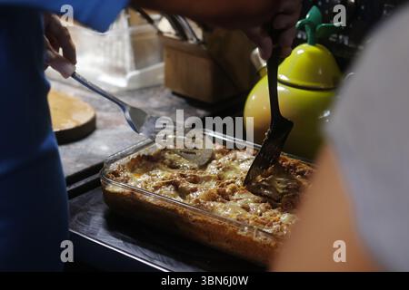 Un piatto di lasagne fatto in casa Foto Stock