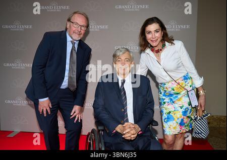 Amburgo, Germania. 30 giugno 2025. Peter Ulrich Meyer (l), presidente della LPK, e l'imprenditrice di PR Alexandra von Rehlingen e suo marito Matthias Prinz partecipano alla conferenza stampa di stato presso l'Hotel Grand Elysee. Crediti: Georg Wendt/dpa/Alamy Live News Foto Stock