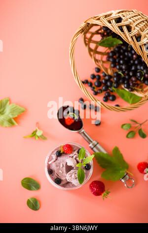 Gelato di frutti di bosco con ingredienti naturali sullo sfondo. Foto Stock