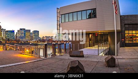 East Bank Esplanade, Portland, Oregon - 18 novembre 2018: La Portland Fire & Rescue Station 21 si erge sul lungomare, con senzatetto. Foto Stock