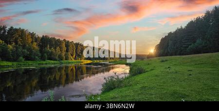 Esplorando la bellezza remota del fiume Volga superiore in Russia Foto Stock