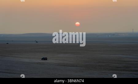 Doha, Qatar-22 gennaio 2025: Un'emozionante esperienza di esplorazione delle dune nel deserto Sealine, con veicoli fuoristrada che sfrecciano attraverso le dune di sabbia dorata Foto Stock