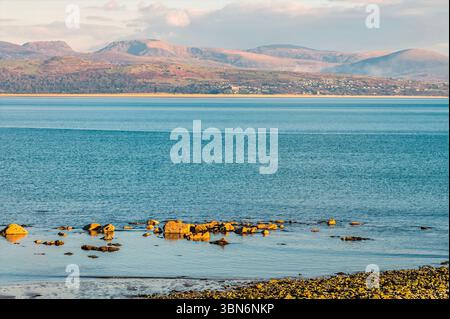 Una vista dalla spiaggia fuori attraverso Cardigan Bay a Criccieth, Galles in primavera Foto Stock