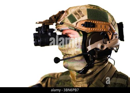 Un soldato che indossa occhiali camuffati e high-tech per la visione notturna, dotati di casco tattico avanzato e attrezzature di comunicazione, a simboleggiare la modalità Foto Stock