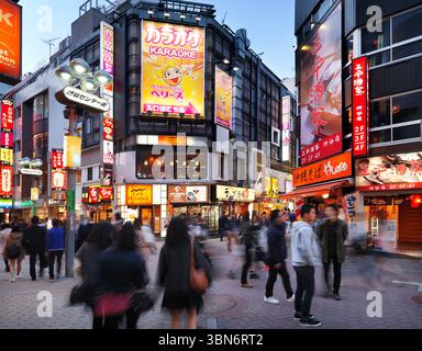 Persone su strade in Shibuya, Tokyo, Giappone Foto Stock