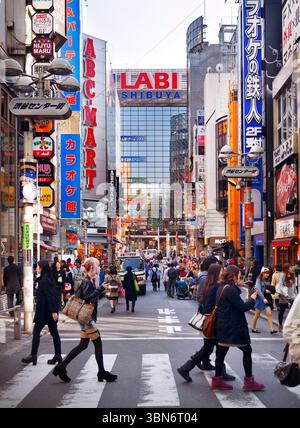 Persone su strade in Shibuya con LABI store in background. Tokyo, Giappone. Foto Stock