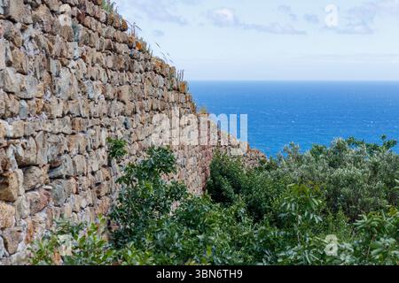 Castello di Monte Ursino nell'antico borgo di Noli sulla Riviera Ligure. Noli, Ligury, Italia. Foto Stock