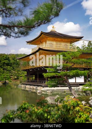 Il Padiglione Dorato, Kinkaku-ji. Zen tempio buddista a Kyoto, in Giappone. Paesaggio primaverile. Foto Stock