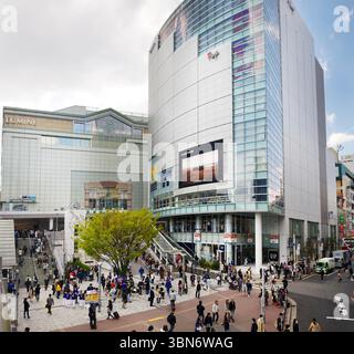 Lumine 2 department store al di sopra della stazione JR di uscire in Shunjuku, Tokyo, Giappone 2014 Foto Stock