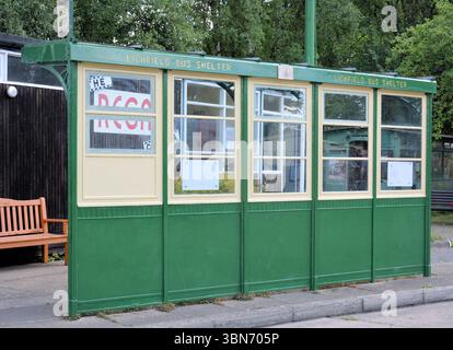 Riparo per autobus originario di Lichfield, Staffordshire, ora utilizzato al Sandtoft Trolleybus Museum, Lincolnshire Foto Stock