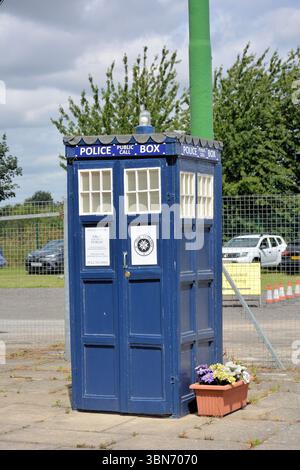 Questo POTREBBE essere un originale box di polizia progettato da Gilbert Mackensie Trench - o anche un TARDIS! Visto al Sandtoft Trolleybus Museum, Lincolnshire Foto Stock
