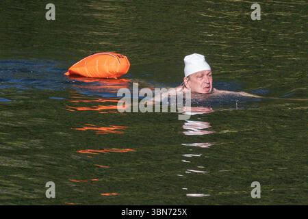 Hampton Court, Surrey, Regno Unito. 30 giugno 2025. I nuotatori di prima mattina approfittano dell'opportunità di fare un tuffo e nuotare nel Tamigi per rinfrescarsi prima di un'altra giornata calda con temperature superiori a 30 gradi. Crediti: Imageplotter/Alamy Live News Foto Stock