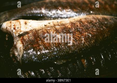 ​​bass di mare sulla griglia. Foto Stock