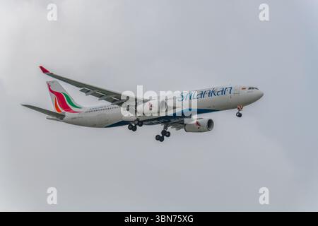 4R-ALP - Airbus A330-343 - SriLankan Airlines nel nuvoloso cielo pomeridiano sopra Sydney, NSW, Australia. Adottato il 30 marzo 2025. Foto Stock
