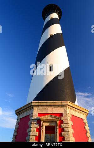 Il faro di Cape Hatteras, con il vorticoso motivo a strisce bianche e nere, si erge alto sulle Outer Banks del North Carolina Foto Stock