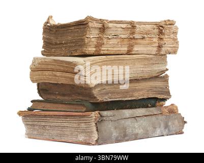 pila di vecchi libri strappati sfondo bianco isolato, libri scoloriti e rovinati con copertine mancanti che rivelano pagine rilegate e bordi sfilacciati, vista laterale Foto Stock