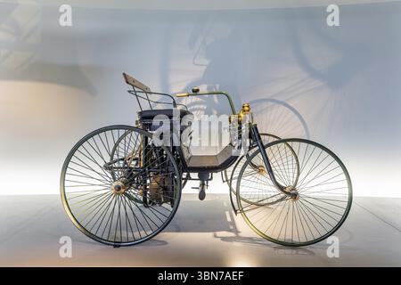 Daimler Motor-carrello con ruote in acciaio quadriciclo dal 1889. Il Museo Mercedes-Benz di Stoccarda presenta un viaggio attraverso la storia automobilistica di Foto Stock