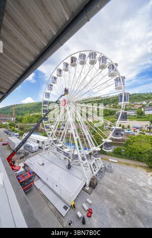 Vista grandangolare di una grande ruota panoramica accanto a un ambiente urbano, esercitazione dei vigili del fuoco per la ruota panoramica di soccorso in gondola, Calw, Germania, Europa Foto Stock