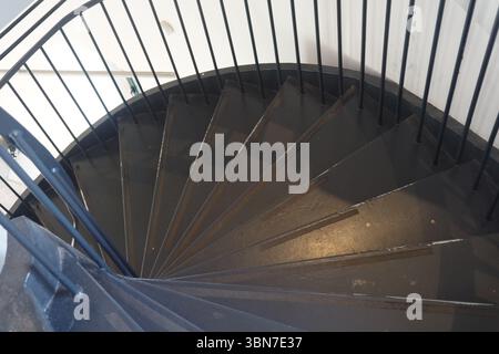 La scala a chiocciola vista dall'alto presenta un design moderno Foto Stock