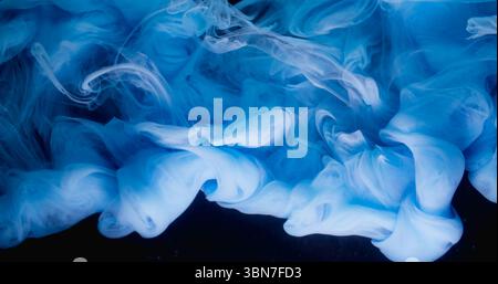 Fumi nuvola. Spruzzi di liquido. Vernice blu sfocata, acqua, vorticosa trama acrilica fumata che ondeggia l'astrazione creativa di arte nera scura. Foto Stock