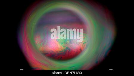 Liquido di sfocatura della benzina. Pittura mistica. Colorato olio emulsione miscela colorante sfera di preriscaldamento. Sfondo cosmico rosso verde cornice vorticosa spaziale nera. Foto Stock
