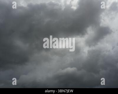 Formazioni di nubi di cumulonimbus su cielo tropicale , movimento di Nimbus , sfondo astratto da fenomeno naturale e nuvole grigie hunk Foto Stock