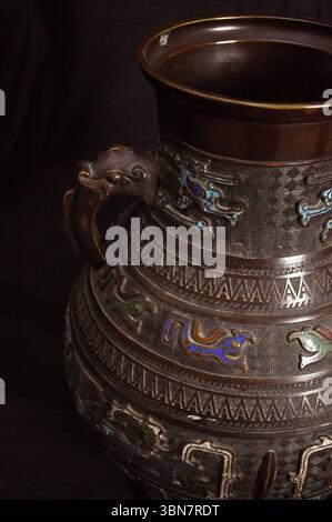 VASO IN BRONZO GIAPPONESE VINTAGE D'ARTE ASIATICA CON DEORATION CHAMPLEVE' Foto Stock