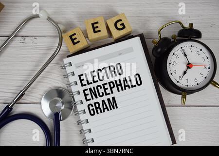 EEG - acronimo di Electroencephalogram on notepad, Healthcar and Medical Concept background Foto Stock