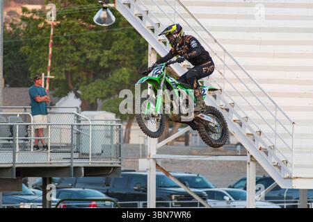 Nephi, Utah – 28 giugno 2025: Un pilota di motocross va in volo durante l'evento Juab Xtreme Racing al Juab County Fairgrounds a Nephi, Utah. Foto Stock