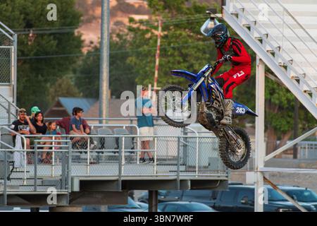 Nephi, Utah – 28 giugno 2025: Un pilota di motocross va in volo durante l'evento Juab Xtreme Racing al Juab County Fairgrounds a Nephi, Utah. Foto Stock