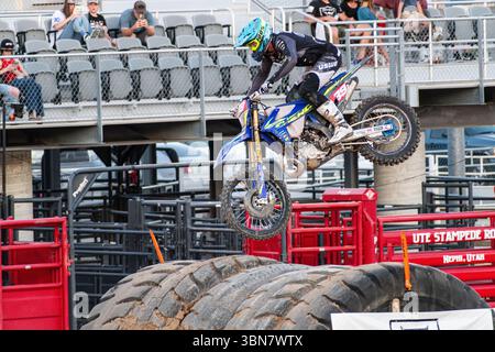 Nephi, Utah – 28 giugno 2025: Un pilota di motocross va in volo durante l'evento Juab Xtreme Racing al Juab County Fairgrounds a Nephi, Utah. Foto Stock