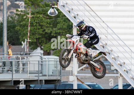 Nephi, Utah – 28 giugno 2025: Un pilota di motocross va in volo durante l'evento Juab Xtreme Racing al Juab County Fairgrounds a Nephi, Utah. Foto Stock