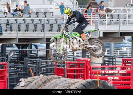 Nephi, Utah – 28 giugno 2025: Un pilota di motocross va in volo durante l'evento Juab Xtreme Racing al Juab County Fairgrounds a Nephi, Utah. Foto Stock