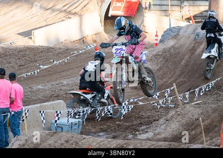 Nephi, Utah – 28 giugno 2025: Un pilota di motocross va in volo durante l'evento Juab Xtreme Racing al Juab County Fairgrounds a Nephi, Utah. Foto Stock