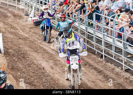 Nephi, Utah – 28 giugno 2025: I piloti di motocross accolgono i tifosi mentre escono dall'arena dopo aver partecipato all'evento Juab Xtreme Racing a Nephi, Utah. Foto Stock