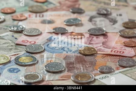 Denaro contante valute mondiali banconote, monete da diversi paesi vista dall'alto, contesto del concetto finanziario. Lira turca, dong vietnamita, egiziana Foto Stock