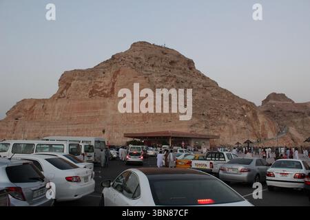 La strada e il traffico corrono sulla cima del monte Jabel Hafeet negli Emirati Arabi Uniti durante l'Eid Day Foto Stock