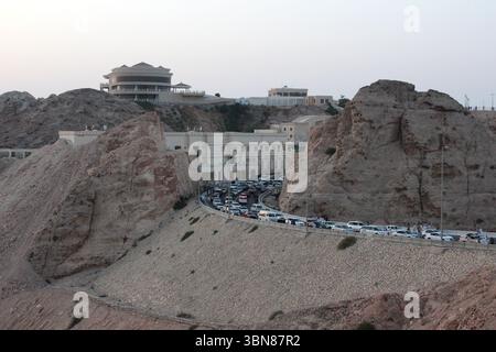 La strada e il traffico corrono sulla cima del monte Jabel Hafeet negli Emirati Arabi Uniti durante l'Eid Day Foto Stock