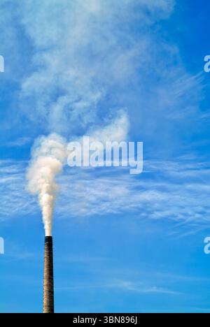 Camino di fabbrica del fumo che pompano l'inquinamento nell'atmosfera, Bosnia Erzegovina, Europa orientale Foto Stock