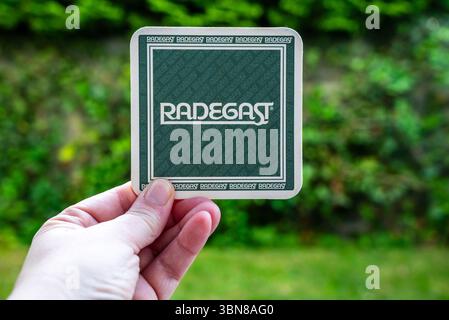 Lublino, Polonia, 26 giugno 2025 le montagne russe vintage Radegast Beer raccolte da un pub Foto Stock